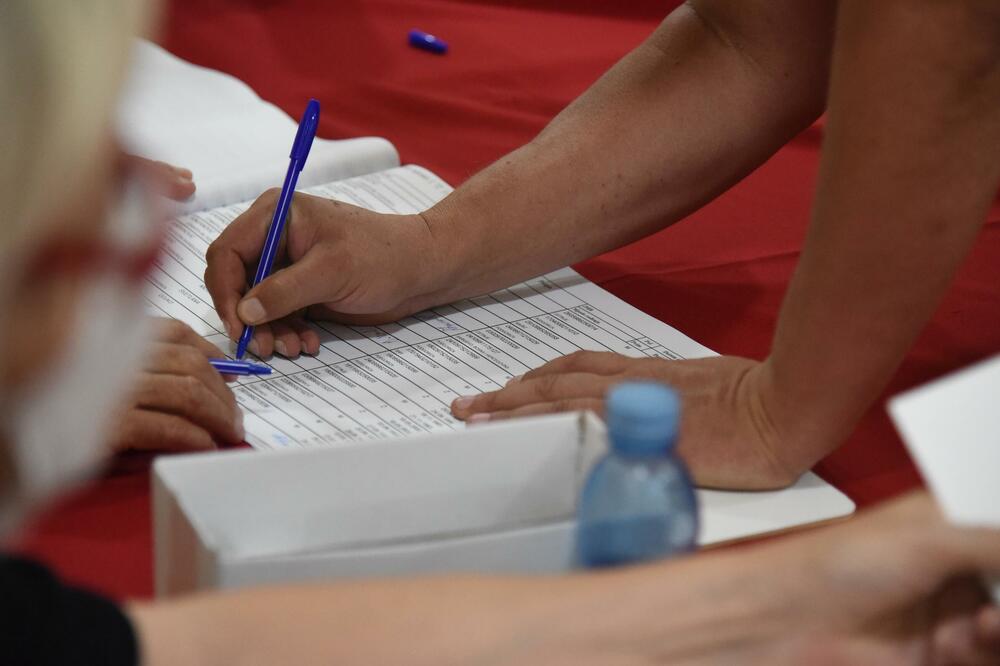 Sa jednog od crnogorskih birališta, Foto: BORIS PEJOVIC