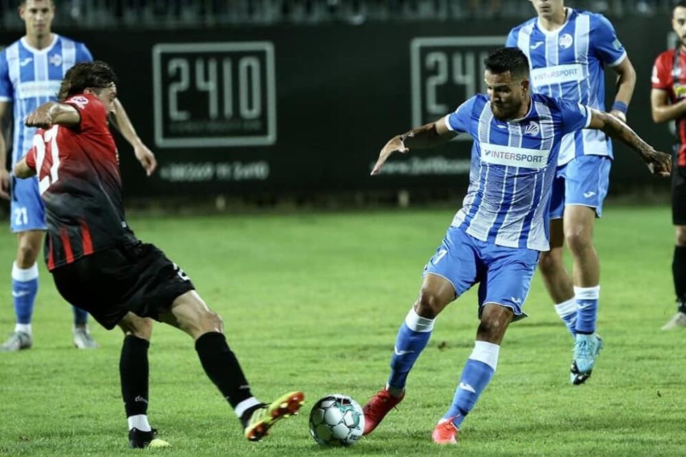 Vodeći dvojac: duel Draška Božovića (Dečić) i Augusta Koree (Sutjeska), Foto: Telekom 1. CFL / FSCG