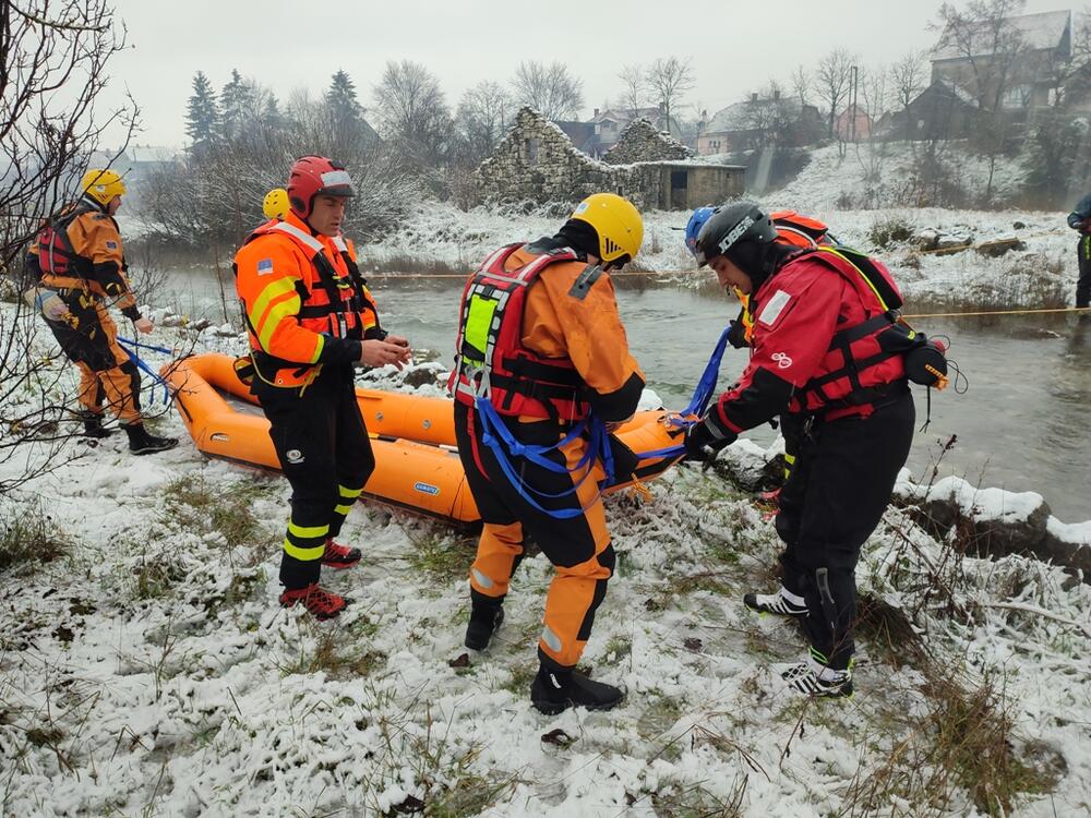 <p>"Klimatske promjene podigle su vodostaj, koristili smo druge tehnike, izmjenili su se tokovi, rijeke su prljave i sve to dodatno otežava. Ovo je jedini pošten odnos prema građanima kada mi treniramo, a na svakom tečaju podignemo nivo našeg znanja“, kazao je Žižić</p>