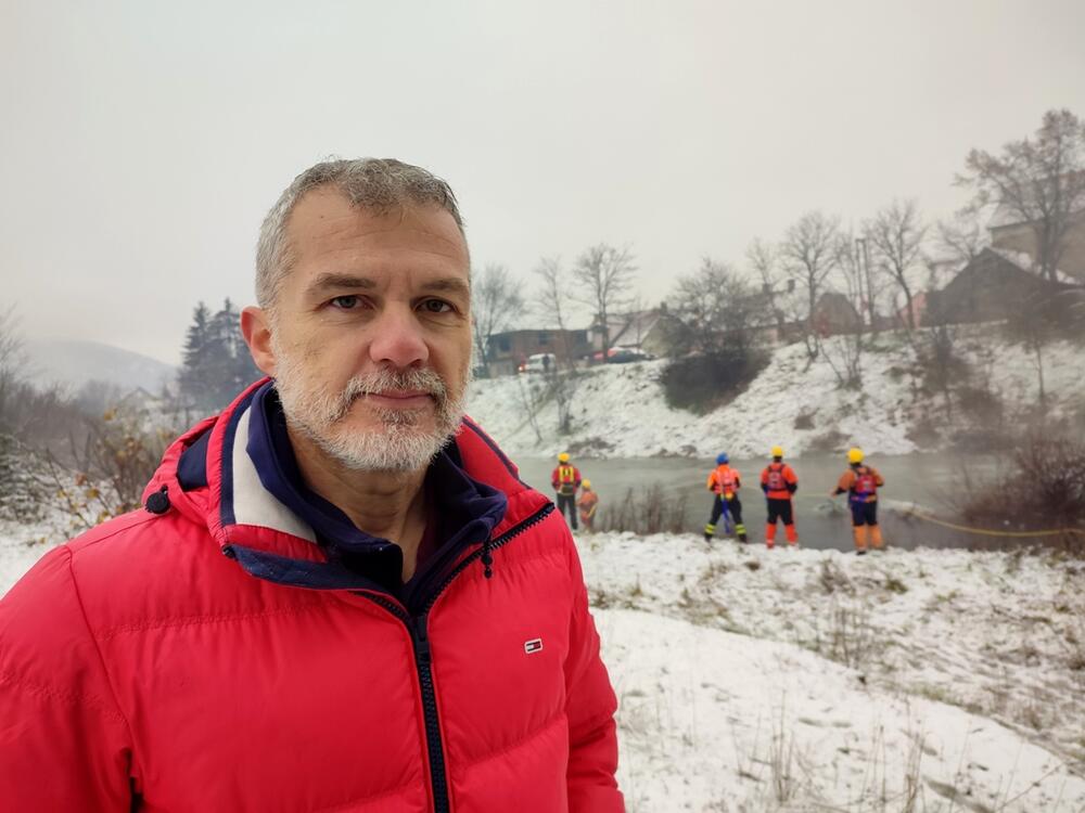 <p>"Klimatske promjene podigle su vodostaj, koristili smo druge tehnike, izmjenili su se tokovi, rijeke su prljave i sve to dodatno otežava. Ovo je jedini pošten odnos prema građanima kada mi treniramo, a na svakom tečaju podignemo nivo našeg znanja“, kazao je Žižić</p>