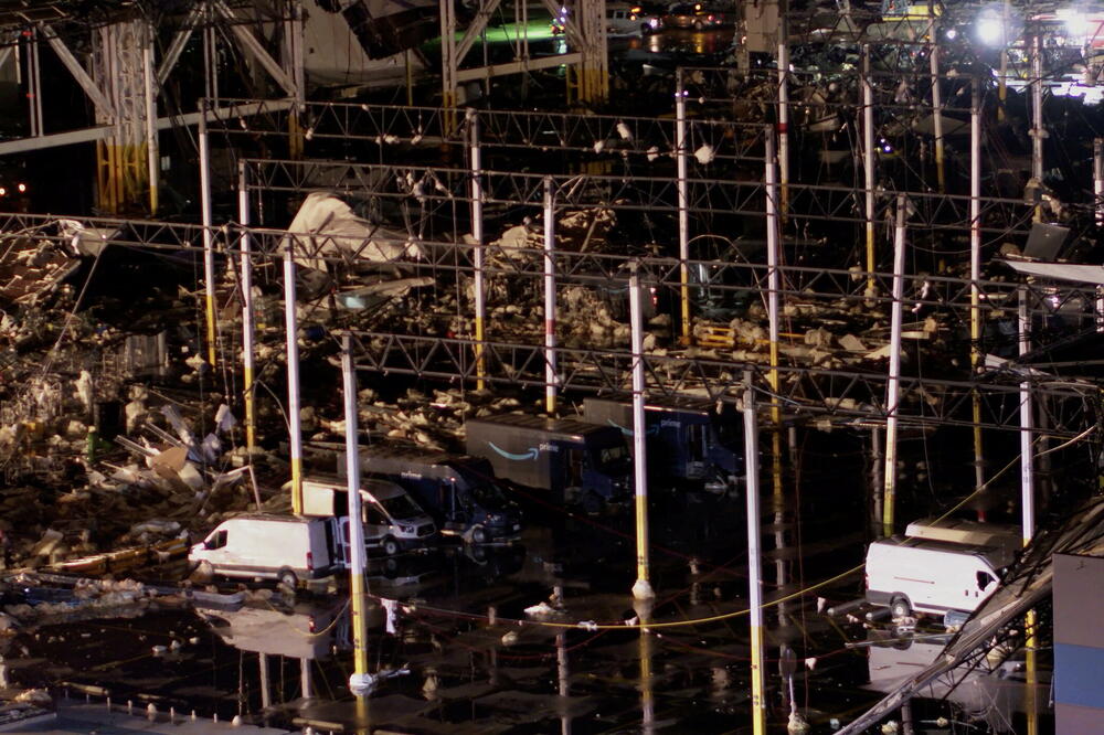 Veliki broj ljudi zarobljen u skladištu "Amazona", Foto: Reuters