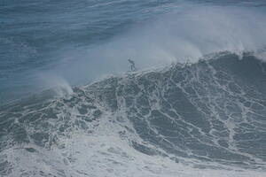 Borba surfera sa talasima