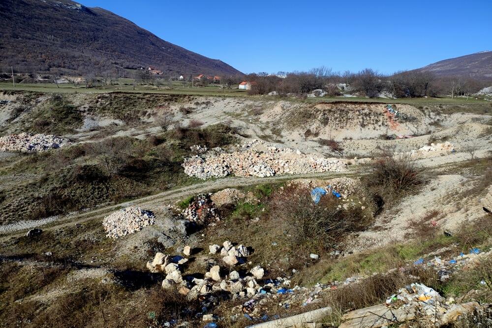 Napušten majdan pretvoren u deponiju, Foto: Svetlana Mandić