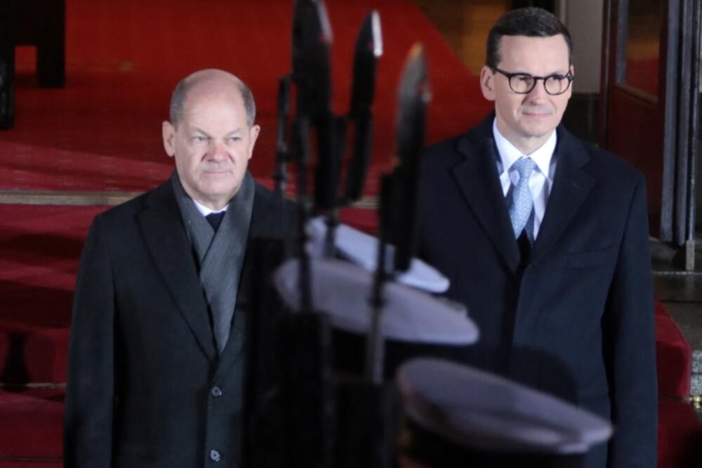 Ugrožena vladavina prava u Poljskoj: Olaf Šolc sa poljskim premijerom Mateušom Moravjeckim u Varšavi, Foto: Reuters