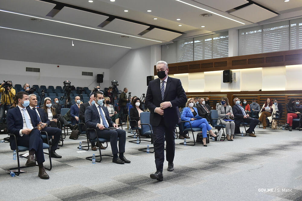 Krivokapić sa saradnicima na obilježavanju prve godine rada 42. Vlade, Foto: Vlada/SašaMatić