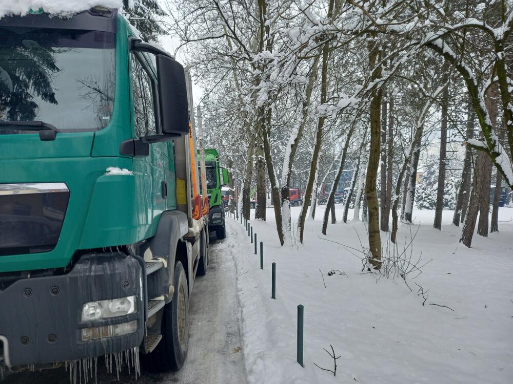 <p>Brahić je kazao da se u javnosti stvara slika da su drvoprerađivači šumska mafija, lopovi, tajkuni.., što, ističe on nije tačno</p>