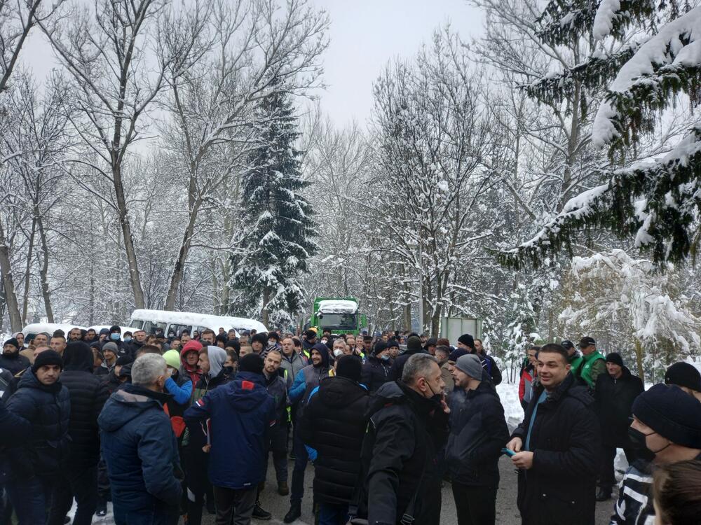 <p>Brahić je kazao da se u javnosti stvara slika da su drvoprerađivači šumska mafija, lopovi, tajkuni.., što, ističe on nije tačno</p>