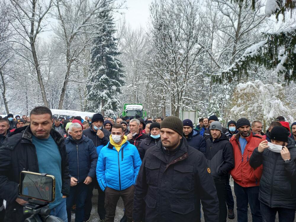 <p>Brahić je kazao da se u javnosti stvara slika da su drvoprerađivači šumska mafija, lopovi, tajkuni.., što, ističe on nije tačno</p>