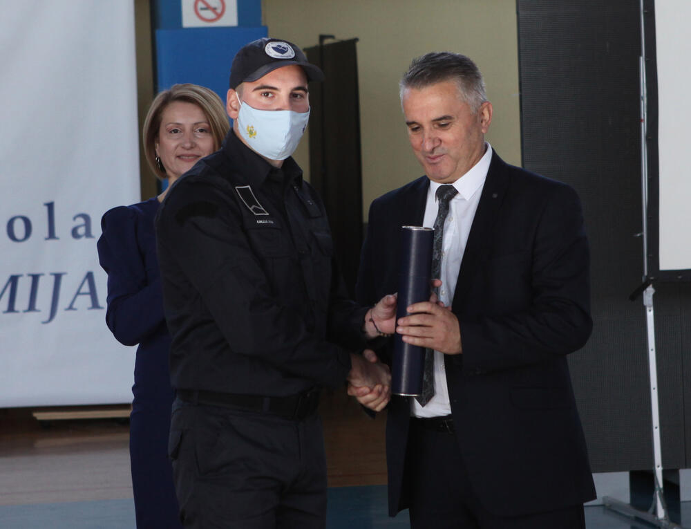 <p>"Ne dozvolite da bilo ko, bez obzira na vjeru, naciju, osjeti da je država prema njemu nepravedna", kazao je Bečić na svečanosti u Policijskoj akademiji</p>