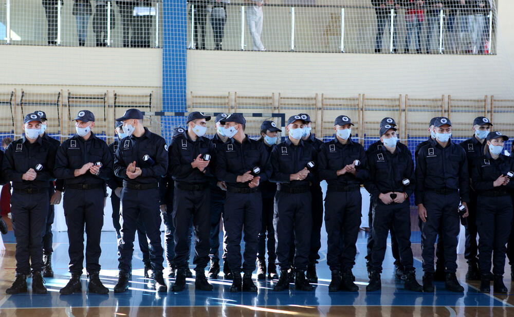 <p>"Ne dozvolite da bilo ko, bez obzira na vjeru, naciju, osjeti da je država prema njemu nepravedna", kazao je Bečić na svečanosti u Policijskoj akademiji</p>
