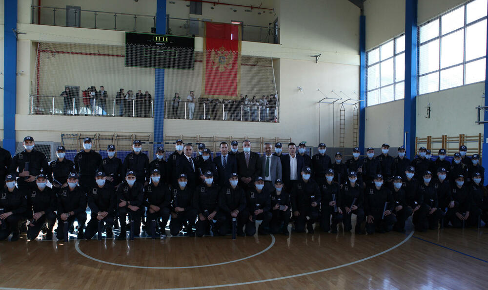 <p>"Ne dozvolite da bilo ko, bez obzira na vjeru, naciju, osjeti da je država prema njemu nepravedna", kazao je Bečić na svečanosti u Policijskoj akademiji</p>