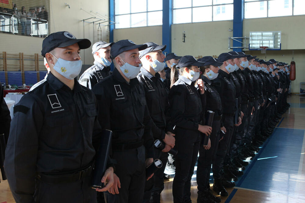 <p>"Ne dozvolite da bilo ko, bez obzira na vjeru, naciju, osjeti da je država prema njemu nepravedna", kazao je Bečić na svečanosti u Policijskoj akademiji</p>