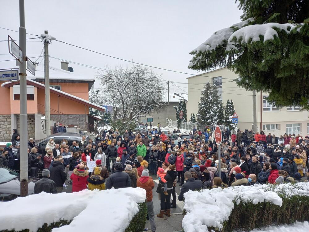 <p>Iz Ministarstva juče kazali da je formiran stručni tim koji će preispitati postupanje svih nadležnih organa u slučaju hraniteljske porodice i da će se do donošenja nalaza tog tima obustaviti sve radnje u vezi sa tim slučajem</p>