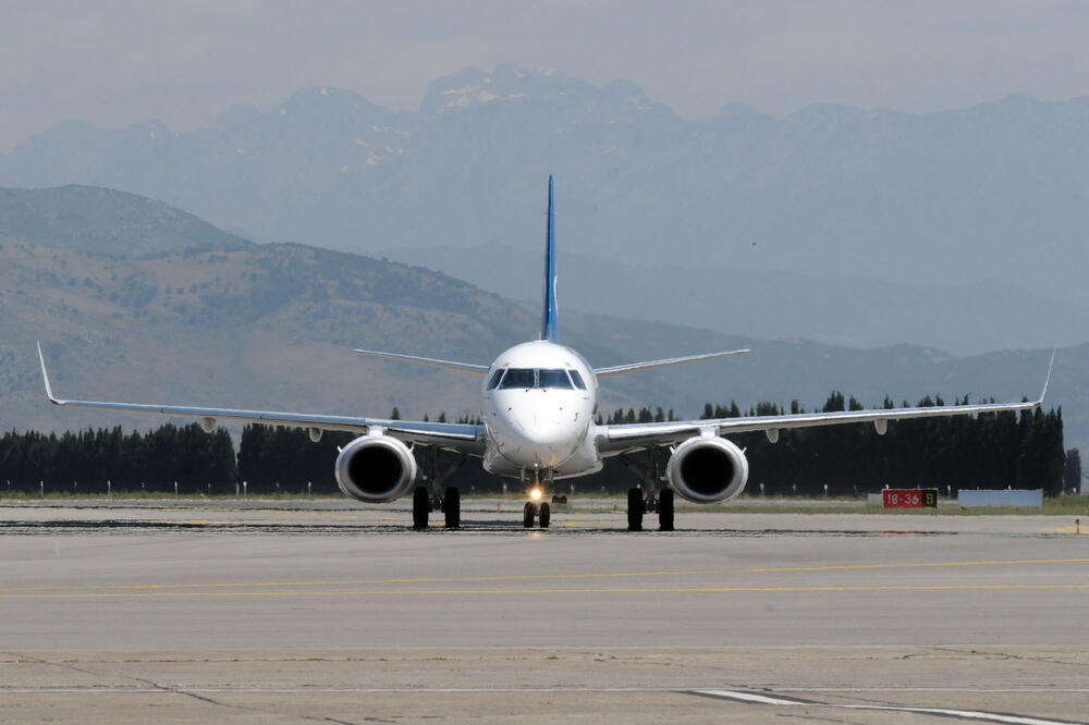 Jedan od “embraera” na podgoričkom aerodromu (arhiva/ilustracija), Foto: Luka Zeković