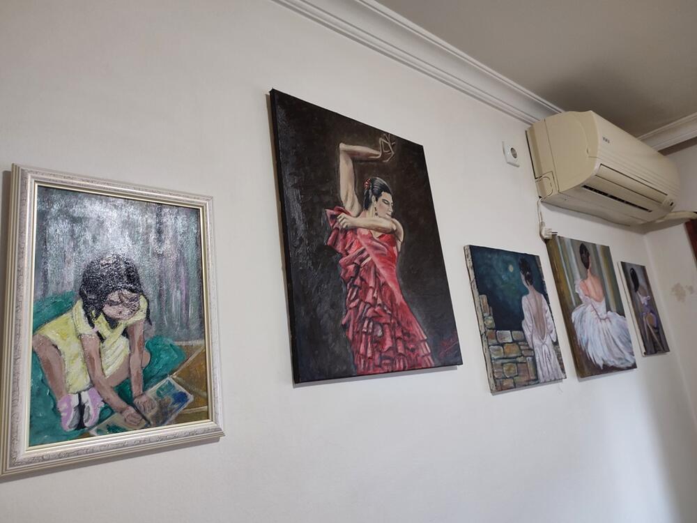 <p>Željela je i da upiše kurs slikarstva, ali nikako joj se nije dalo, pa je jednog dana prelomila - “naplatila” vez i pravo u knjižaru - kupila je akrilne boje i počela da slika. Gledale je tutorijale, učila i slikala, uglavnom žene. Možda se oproba i u ulju na platnu jer, kako kaže, uvijek voli da ide korak dalje</p>