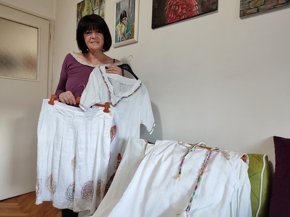 <p>Željela je i da upiše kurs slikarstva, ali nikako joj se nije dalo, pa je jednog dana prelomila - “naplatila” vez i pravo u knjižaru - kupila je akrilne boje i počela da slika. Gledale je tutorijale, učila i slikala, uglavnom žene. Možda se oproba i u ulju na platnu jer, kako kaže, uvijek voli da ide korak dalje</p>