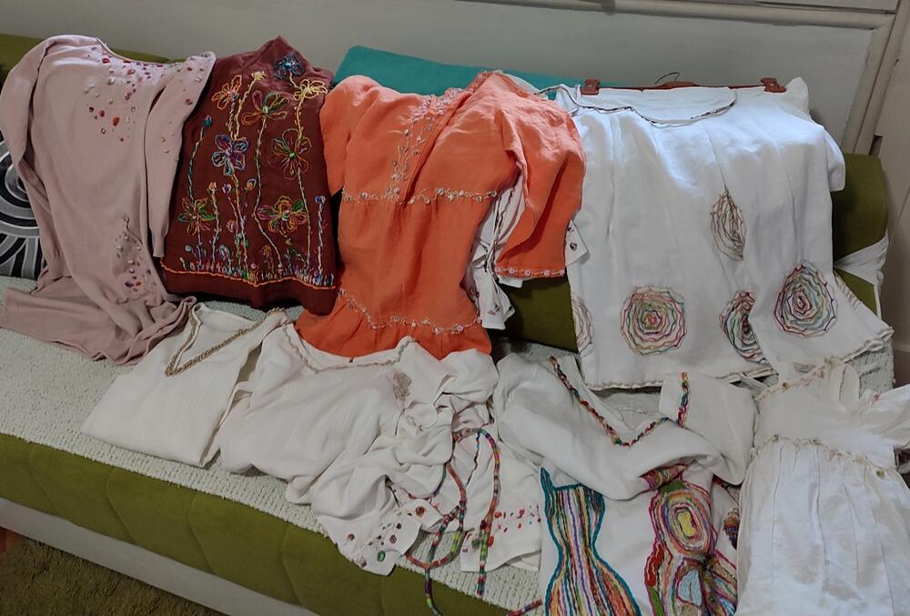 <p>Željela je i da upiše kurs slikarstva, ali nikako joj se nije dalo, pa je jednog dana prelomila - “naplatila” vez i pravo u knjižaru - kupila je akrilne boje i počela da slika. Gledale je tutorijale, učila i slikala, uglavnom žene. Možda se oproba i u ulju na platnu jer, kako kaže, uvijek voli da ide korak dalje</p>