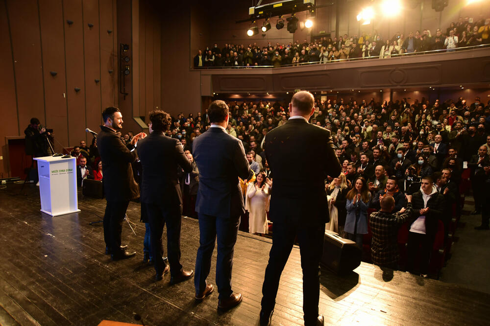 Harasani (lijevo) sa Abazovićem i funkcionerima GP URA na konvenciji u Ulcinju, Foto: GP URA
