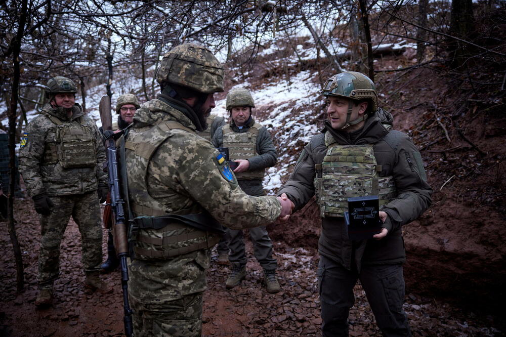 Predsjednik Ukrajine Volodimir Zelenski (desno) sa ukrajinskim snagama u okolini Donjecka, Foto: Reuters