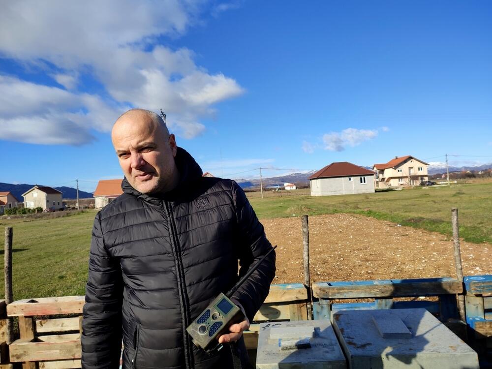 Matijin otac Radoman sa kamerom