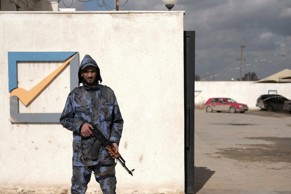 Čuvar ispred zgrade Izborne komisije Libije, Foto: Reuters