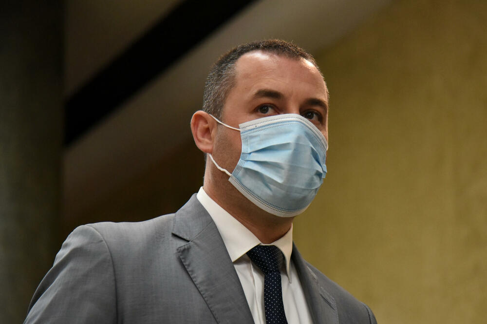 FZO ne odgovara na pitanja u vezi sa dugom prema apotekama, ali i žalbama osiguranika: Šćekić