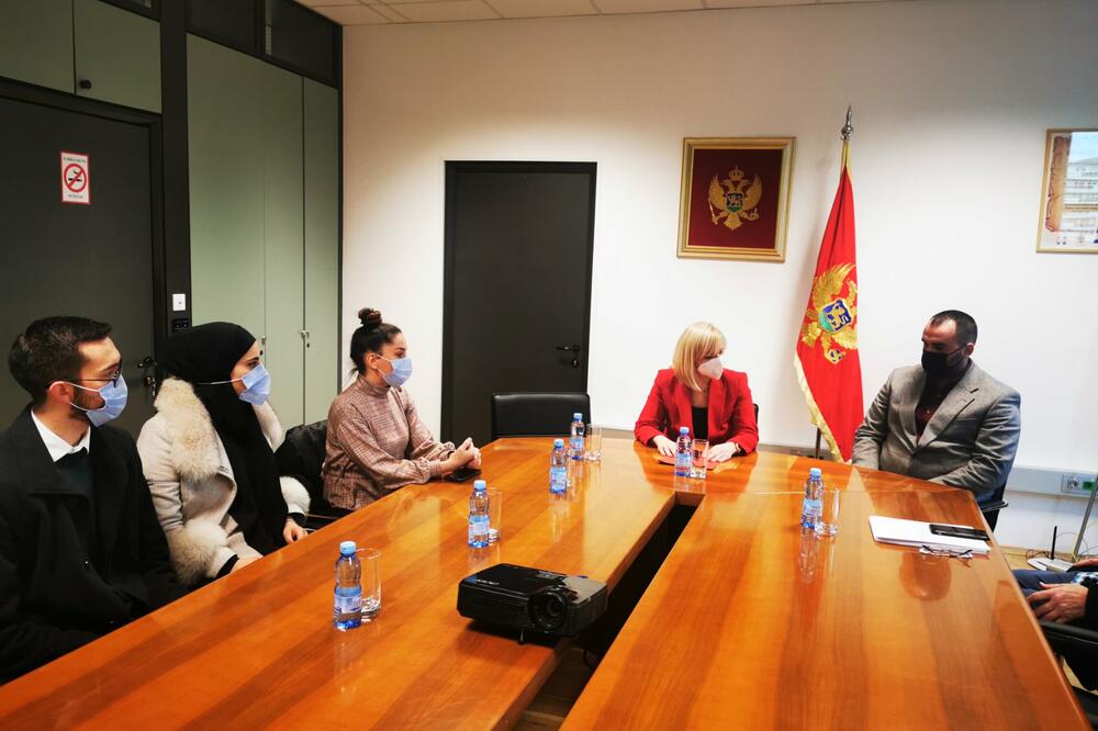 Sa porodicom pokojne Ajle i izdavačem magistarskog rada "Obodsko slovo", Foto: Ministarstvo zdravlja