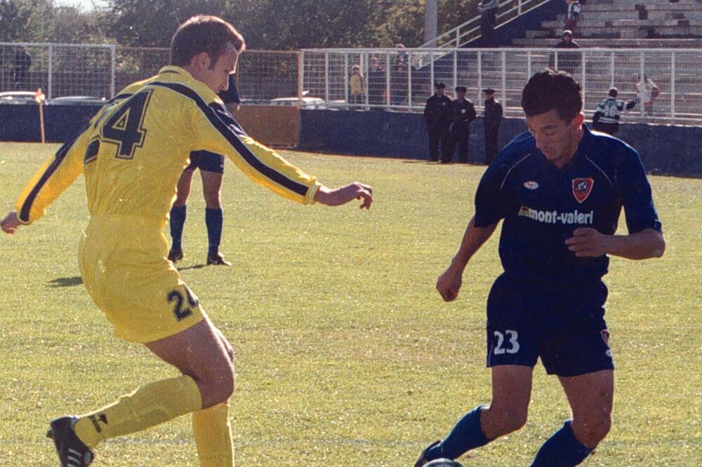 Vojvoda Malesija (plavi) dres iz vremena dok je igrao za Zetu 2000-ih