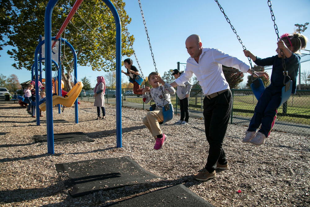Šafikula Habibi sa djecom u parku u Bouling Grinu, Foto: Rojters