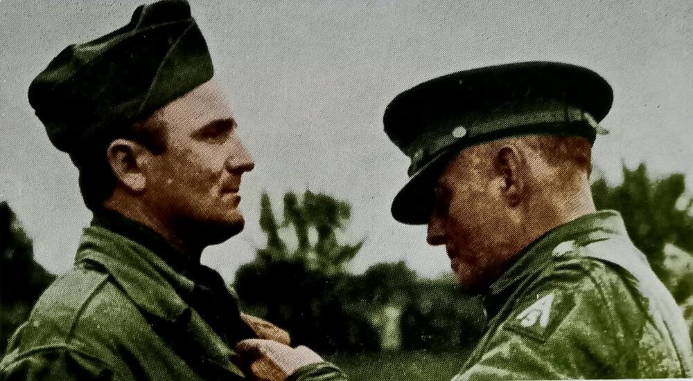 Savo Radulović prima odlikovanje iz ruku američkog generala za zasluge u Drugom svjetskom ratu