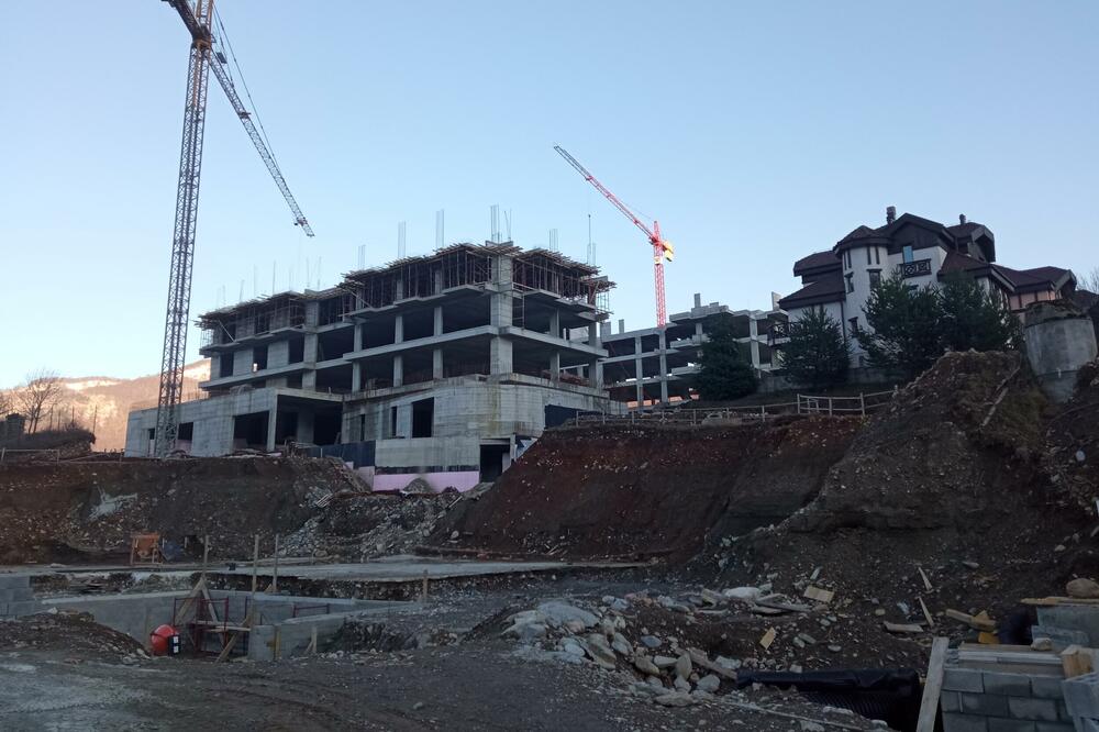 Hotel na Brezi u izgradnji još čeka prilazni put, Foto: Dragana Šćepanović