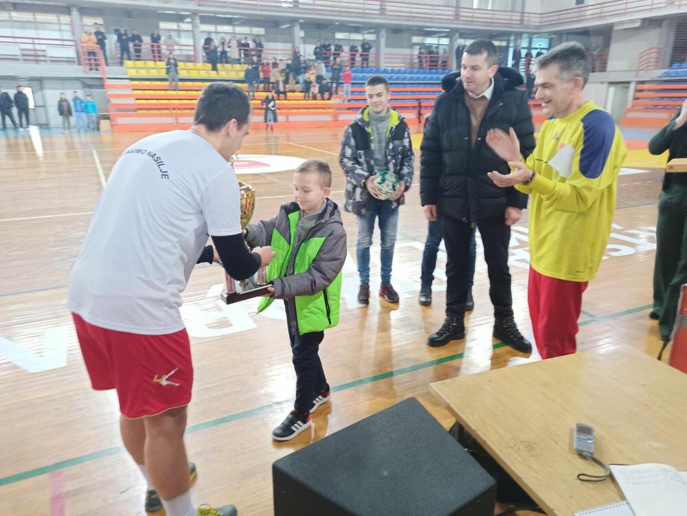 <p>Početni udarac loptom na turniru izveo Ismar, najmljađi Irfanov sin</p>