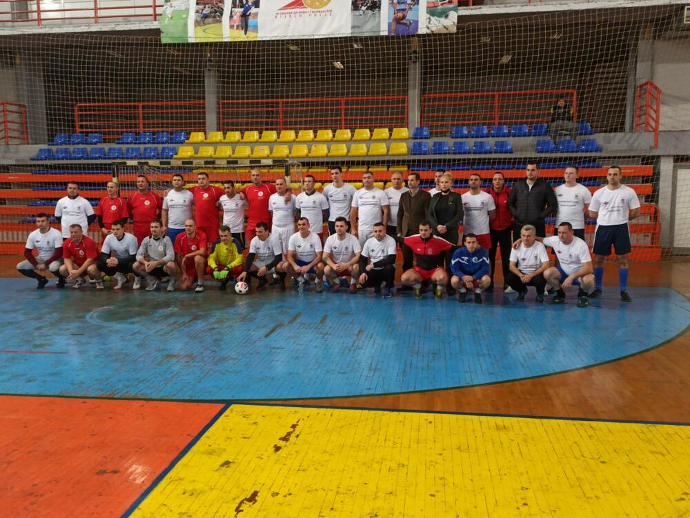 <p>Početni udarac loptom na turniru izveo Ismar, najmljađi Irfanov sin</p>