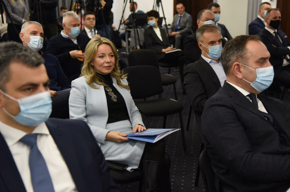 <p>Predsjednica PKCG apelovala da se nađe rješenje za očuvanje aluminijumske industrije, kazala da zabrinjava i broj nezaposlenih</p>