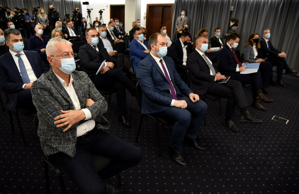 <p>Predsjednica PKCG apelovala da se nađe rješenje za očuvanje aluminijumske industrije, kazala da zabrinjava i broj nezaposlenih</p>