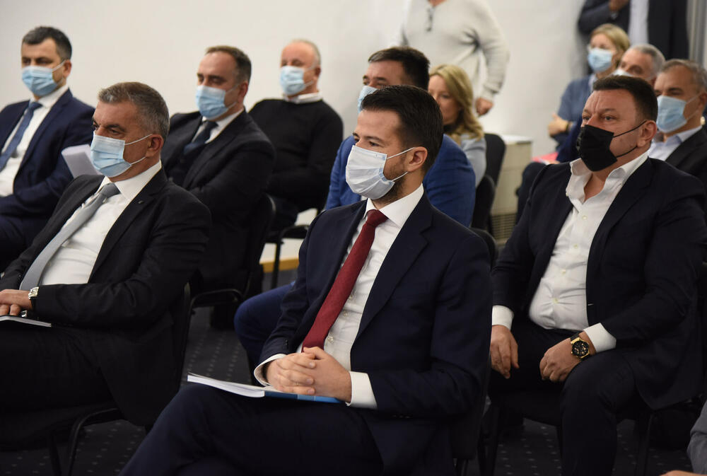 <p>Predsjednica PKCG apelovala da se nađe rješenje za očuvanje aluminijumske industrije, kazala da zabrinjava i broj nezaposlenih</p>