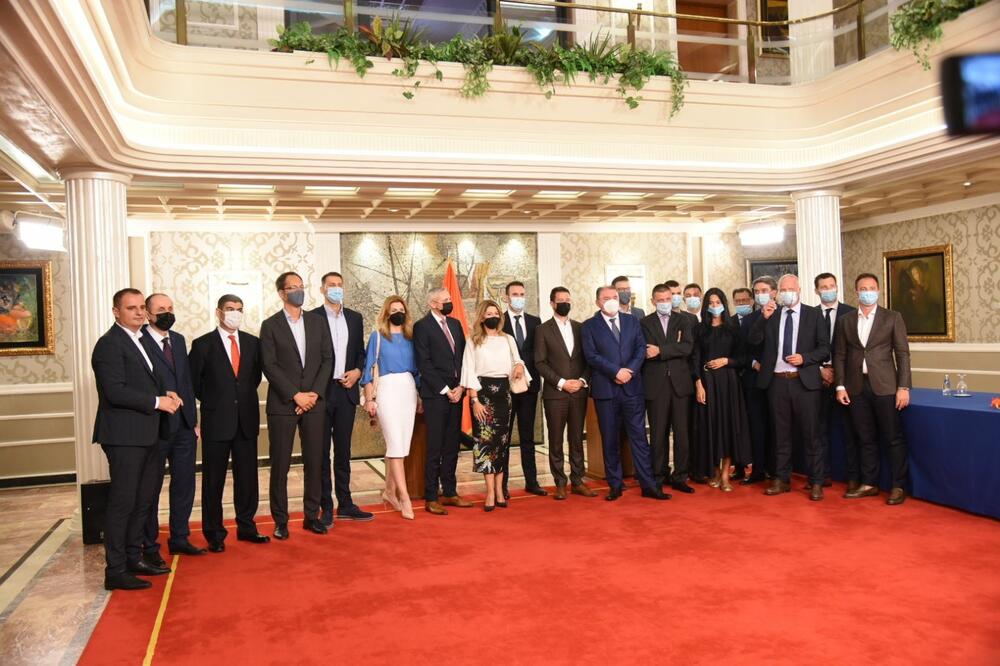 Banke dobile beskamatni novac: Sa potpisivanja ugovora predstavnika Vlade i banaka, Foto: Savo Prelevic