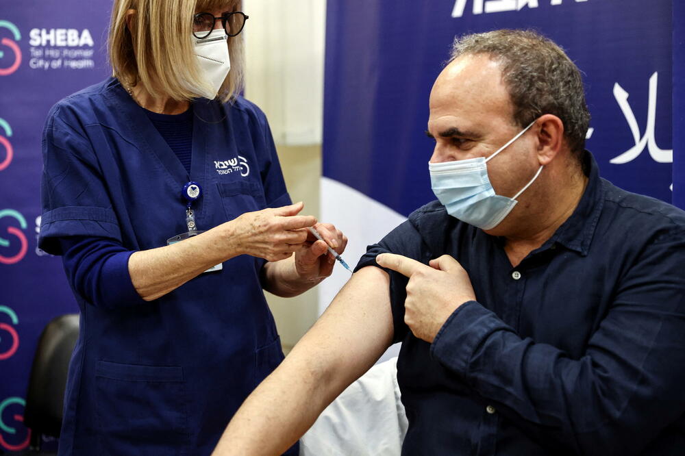 Četvrtu dozu vakcine primila je grupa od 150 medicinskih radnika, Foto: Rojters
