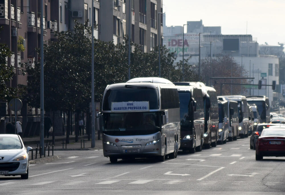 <p>Autobuski prevoznici traže od Vlade da im ispuni obećanje dato u aprilu odnosno pomoć od ukupno 1.500 eura po vozilu, a od čega su do sada dobili samo 500<br /> </p>