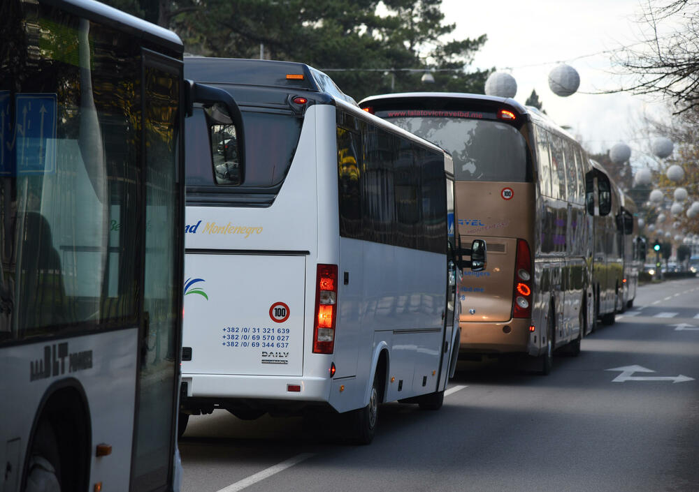 <p>Autobuski prevoznici traže od Vlade da im ispuni obećanje dato u aprilu odnosno pomoć od ukupno 1.500 eura po vozilu, a od čega su do sada dobili samo 500<br /> </p>