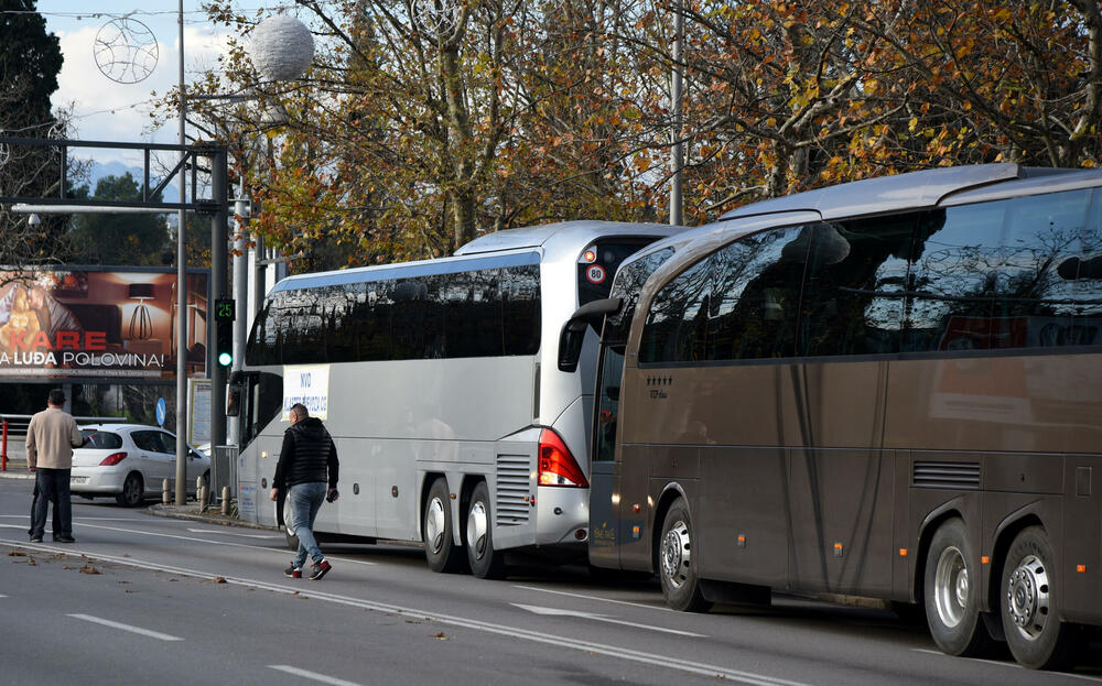 <p>Autobuski prevoznici traže od Vlade da im ispuni obećanje dato u aprilu odnosno pomoć od ukupno 1.500 eura po vozilu, a od čega su do sada dobili samo 500<br /> </p>
