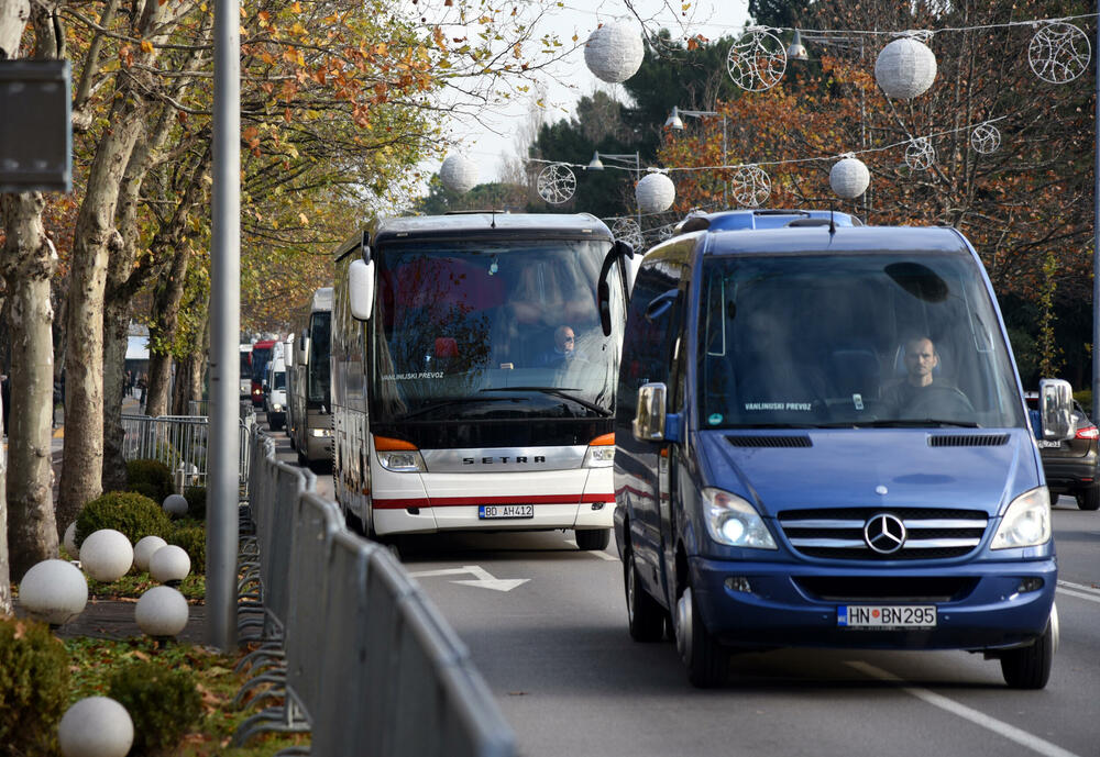 <p>Autobuski prevoznici traže od Vlade da im ispuni obećanje dato u aprilu odnosno pomoć od ukupno 1.500 eura po vozilu, a od čega su do sada dobili samo 500<br /> </p>