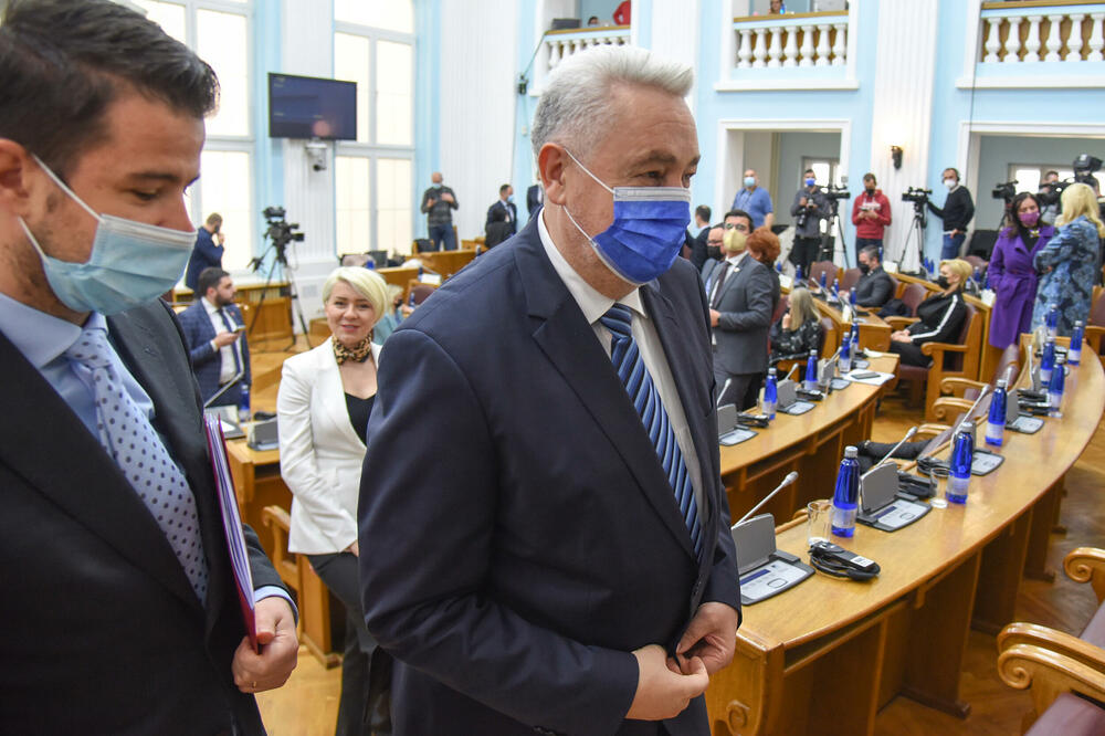 ”Premijer misli da Vladi ne treba parlament”: Krivokapić sa ministrom ekonomije u Skupštini, Foto: Savo Prelević