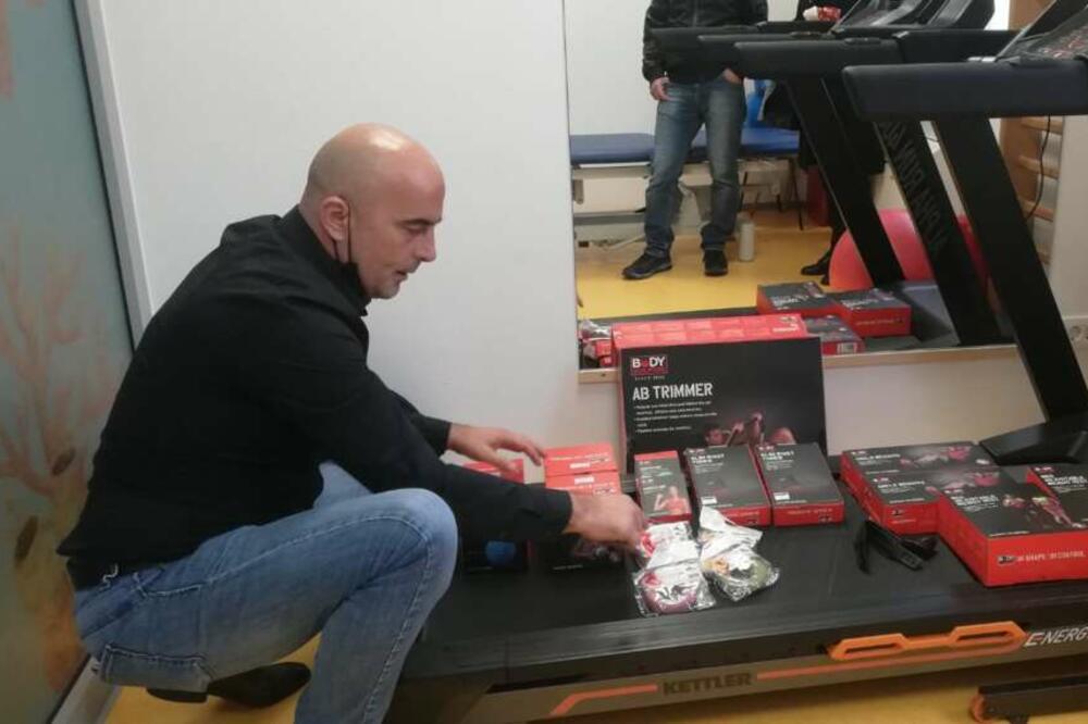 Krunić sa doniranom opremom, Foto: Radio Tivat