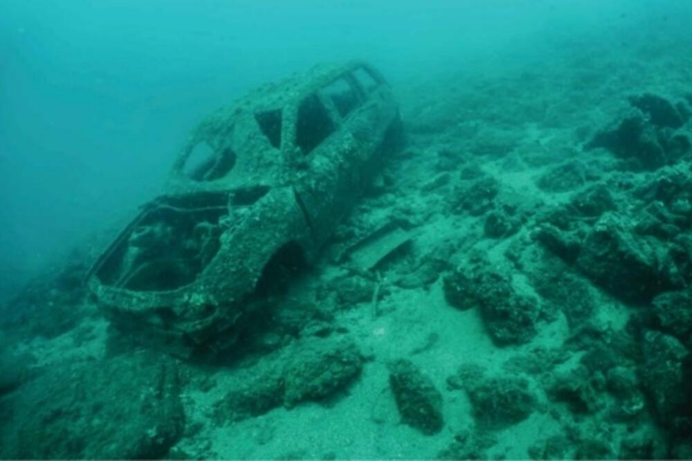 Automobil na dnu zaliva, Foto: Eđidio Trainito