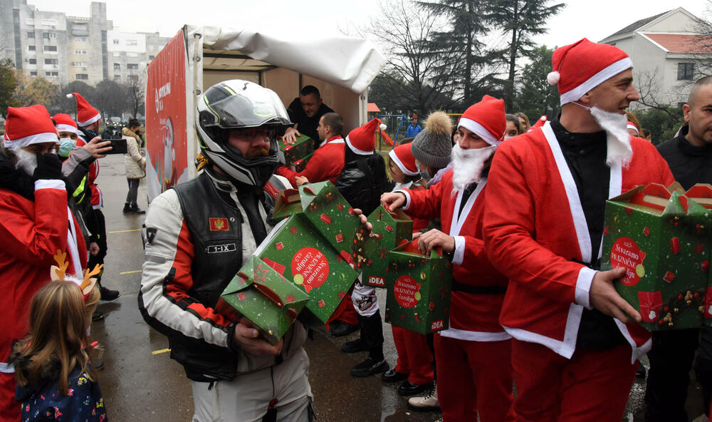 <p>Bajkeri dobre volje iza sebe imaju na desetine humanih akcija, obradovali su mnogo mališana, a najveća nagrada im je radosno dijete. Skromno kažu da je kod crnogorskih bajkera grub samo zvuk motora, a na građane apeluju da ih poštuju u saobraćaju</p>