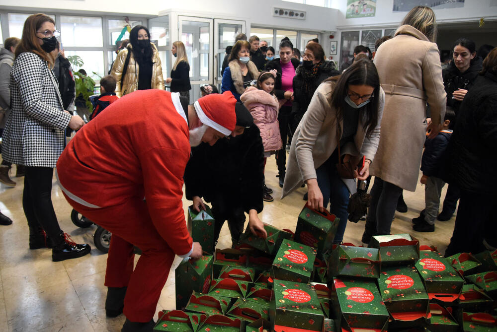<p>Bajkeri dobre volje iza sebe imaju na desetine humanih akcija, obradovali su mnogo mališana, a najveća nagrada im je radosno dijete. Skromno kažu da je kod crnogorskih bajkera grub samo zvuk motora, a na građane apeluju da ih poštuju u saobraćaju</p>