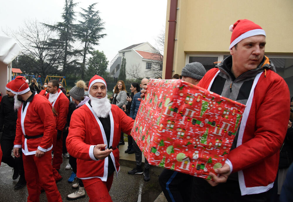 <p>Bajkeri dobre volje iza sebe imaju na desetine humanih akcija, obradovali su mnogo mališana, a najveća nagrada im je radosno dijete. Skromno kažu da je kod crnogorskih bajkera grub samo zvuk motora, a na građane apeluju da ih poštuju u saobraćaju</p>