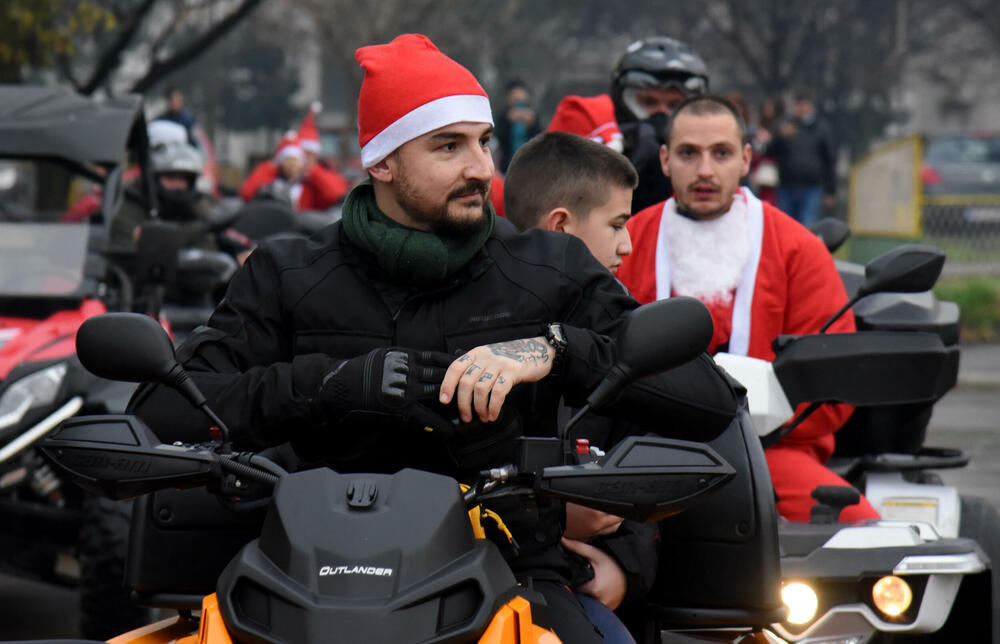 <p>Bajkeri dobre volje iza sebe imaju na desetine humanih akcija, obradovali su mnogo mališana, a najveća nagrada im je radosno dijete. Skromno kažu da je kod crnogorskih bajkera grub samo zvuk motora, a na građane apeluju da ih poštuju u saobraćaju</p>