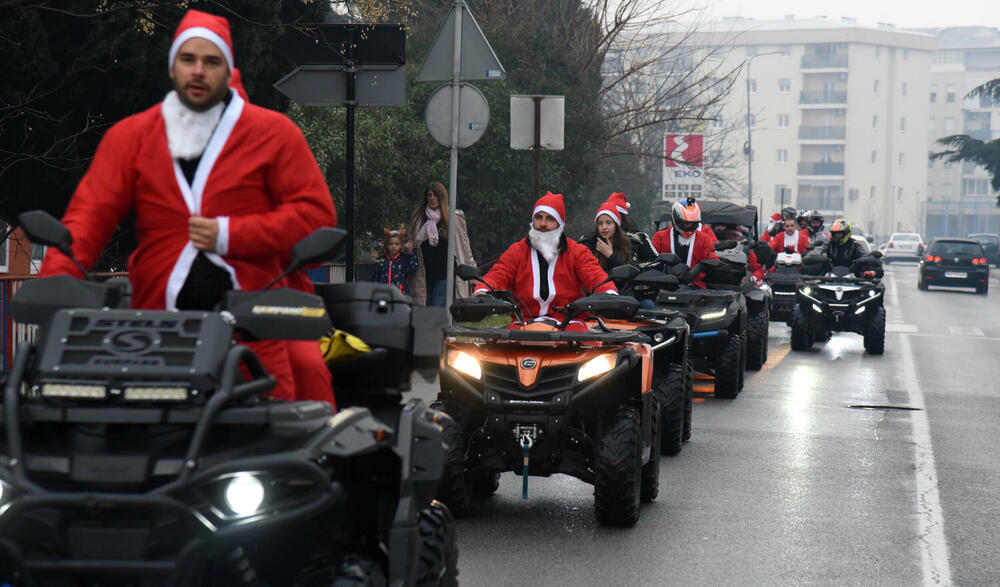 <p>Bajkeri dobre volje iza sebe imaju na desetine humanih akcija, obradovali su mnogo mališana, a najveća nagrada im je radosno dijete. Skromno kažu da je kod crnogorskih bajkera grub samo zvuk motora, a na građane apeluju da ih poštuju u saobraćaju</p>